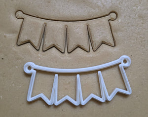 1577 Bunting Plastic Cutter 10x3.1cm