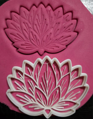 1572 Protea Lotus Plastic Cutter 9x6.5cm