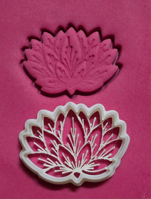 1585 Protea Lotus Plastic Cutter 4.5x3.3cm