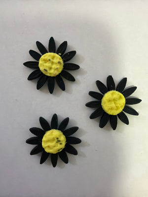 12pc Black Edible Daisies 2cm