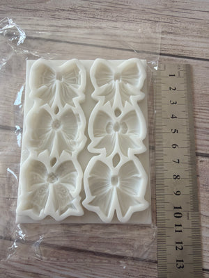 Pre loved silicone mould bows