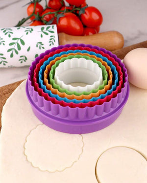 Vocen Plastic Cookie Cutters In a Container Round