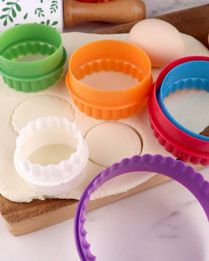 Vocen Plastic Cookie Cutters In a Container Round