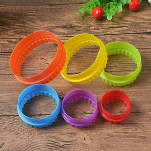 Vocen Plastic Cookie Cutters In a Container Round