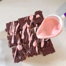 Chocolate drizzling scoop 2 per pack