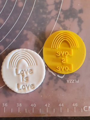 Cupcake Stamp 6cm Love is Love Valentine