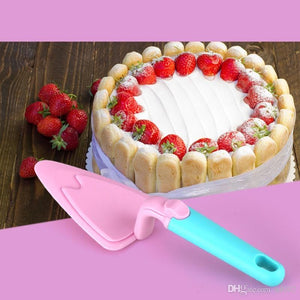 Plastic cake lifter with push button