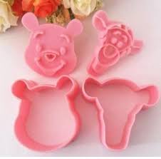 A1958 2 Piece Plastic Winnie the Pooh and Tigger Cookie Cutter Set